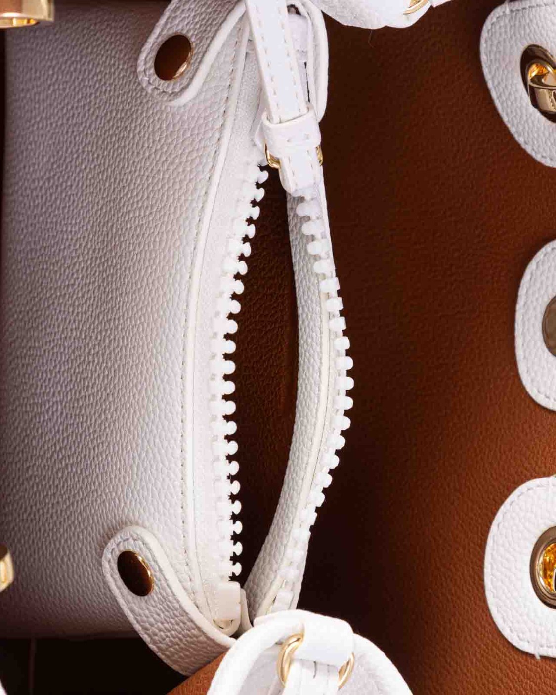 shop EMPORIO ARMANI  Borsa: Emporio Armani shopper MyEA Bag piccola, stampa cervo.
Borsa a mano realizzata con rifinitura stampa cervo.
Tracolla logata removibile e regolabile.
Logo frontale dorato.
Doppi manici a tono. 
I manici possono essere sganciati e i ganci possono essere cambiati con quelli della stessa linea. 
Pochette interna in coordinato con zip. 
Interno foderato.
Dimensioni: 26 x 20 x 10 cm.
Composizione: 100% poliuretano.
Made in China.. Y3D166 YFO5B-85219 number 8330509